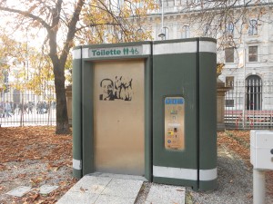 ベルルスコーニ元首相の顔が落書きされた公衆トイレ（ミラノにて）